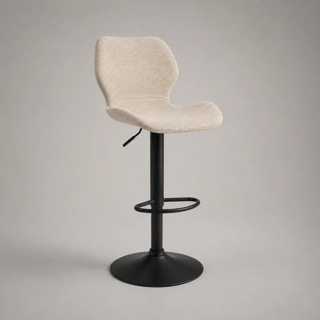Sgabello da bar regolabile e girevole in tessuto riccio beige con schienale avvolto e piede in acciaio nero, 50 × 48 × 85-106 cm